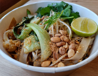Bú Pad Thai Pack Choy