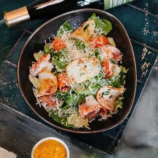 სალათი "ცეზარი" მაყალზე შემწვარი კრევეტებით და მ/დ ორაგულით