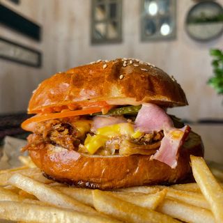 Техас бургер(265 грам) + картопля фрі і напій(Coca-cola, Fanta або Sprite)