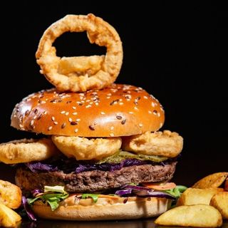 Burger Onion Rings + Cartofi prajiti cu usturoi și pătrunjel