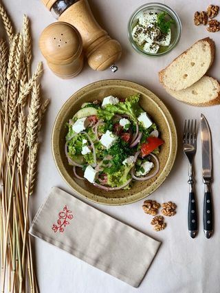 Овочевий з горіховою заправкою та сиром фета (230г)