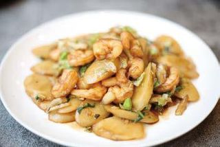 Gnocchi di riso saltato con gamberi, verdure e uova