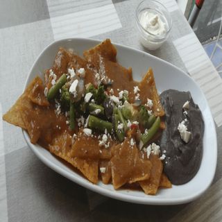 Chilaquiles vegetarianos rojos