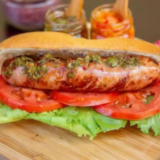 CHORIPAN CON LECHUGA Y TOMATE