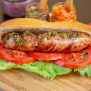 CHORIPAN CON LECHUGA Y TOMATE