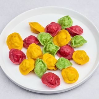 Kolorowe pielmieni dla dzieci z kurczakiem