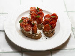 BRUSCHETTY ZE ŚWIEŻĄ MOZZARELLĄ STRACCIATELLA I SOCZYSTYMI POMIDORAMI