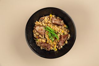 ЖАРЕНЫЙ РИС С ГОВЯДИНОЙ 