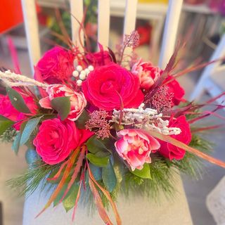 Buchet cu 7 trandafiri , lalele, mixt de verdeață, crengi 