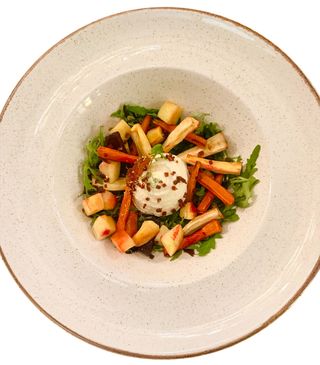 Salată cu cremă de brânză afumată și legume coapte