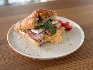 Скрембл з прошуто котто та камамбером на фокачі