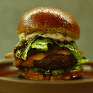 Шеф бургер з карамельним беконом та томленою телятиною