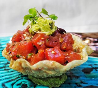 Tartar de atún rojo, crema de aguacate y crujiente de wantun