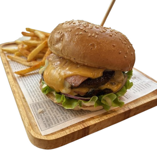 Бургер с двойно телешко и бекон