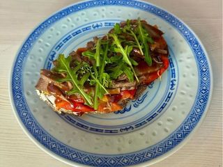 ТОСТ З ЯЗИКОМ ТА ПЕЧЕНИМ ПЕРЦЕМ (190g)