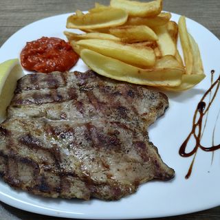 Свински врат на скара с пърж. картофки и лютеница