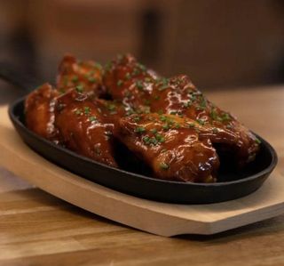 Alitas de pollo, a elegir entre, salsa bbq o búffalo 