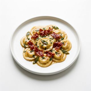 Ravioli burro, salvia e crunch di prosciutto iberico