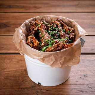 1 ვედრო ქათმის ფრთები აზიურად