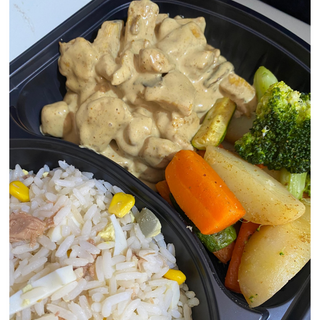 Émincé de poulet servi avec légumes et salade de riz au thon 