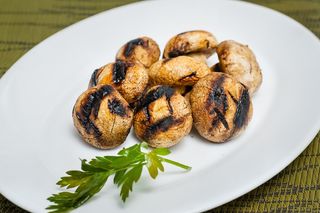 Ciuperci la gratar cu branza rasa + salata de sezon din partea casei