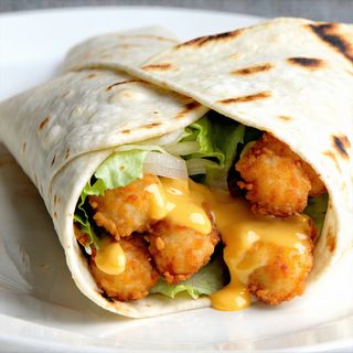 Tortilla z nuggetsami i serem