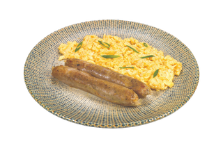 Бъркани яйца с 2 бр. Домашни наденички