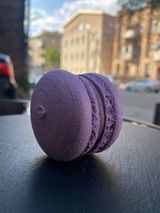 Макарон Чорна смородина—лаванда