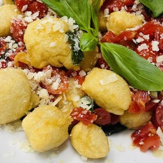 Angioletti con rucola, pomodorini e scaglie