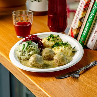 Domowe pulpety w sosie śmietanowym z surówkami i ziemniakami