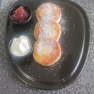 Syrniki  with jam /სირნიკები დჟემით/Сырники с джемом