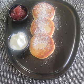 Syrniki  with jam /სირნიკები დჟემით/Сырники с джемом