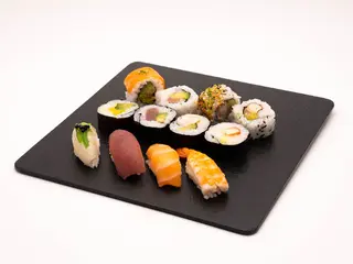 Tabla Mixta de Nigiris, Hosomakis y Uramakis (12uds)