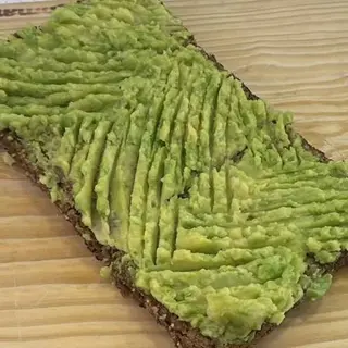 Torrada em pão shappe com abacate