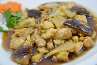 Pollo con bambú y setas chinas