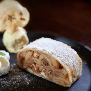Apfelstrudel Con Helado De Vainilla