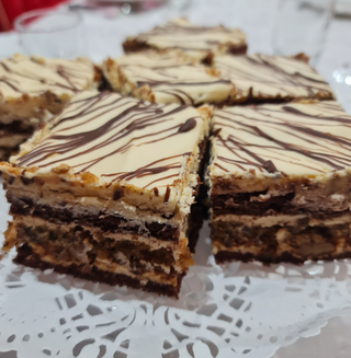 Marysieńka z bezą orzechową oraz kremem waniliowym  porcja