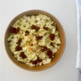 Fit pesto pasta sa sušenim paradajzom