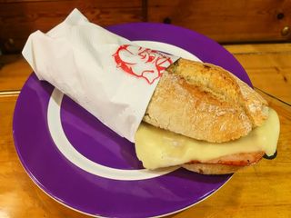 Bocadillo Lomo Con Queso (Pan De Leña)