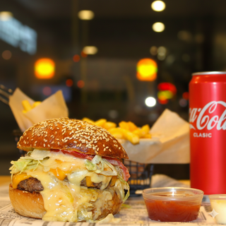 ორმაგი ჩიზბურგერ ბურგერის კომბო