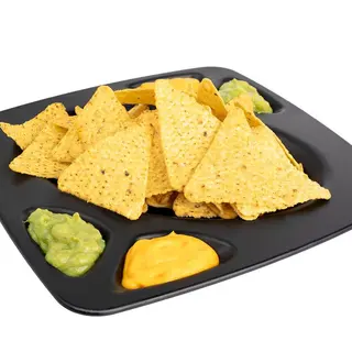 Nachos com molho cheddar e guacamole