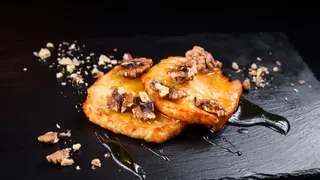 Halloumi cu miere și nuci