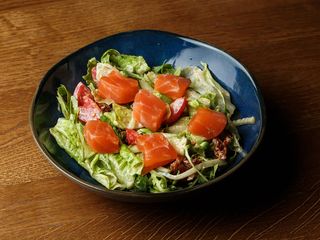 Фреш салат з лососем