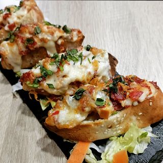 Bruschete cu chorizo, pui si Quatro Formaggi