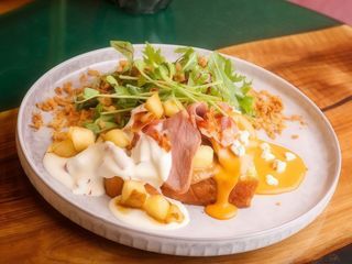 Брускетта з качкою sous vide, карамелізованою грушею та double соусом (325g)
