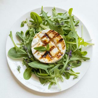 Grillowany camembert podany na sałacie