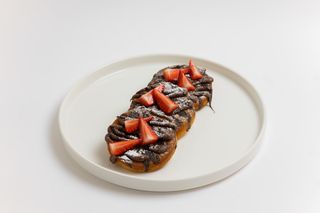 Панкейки с бананом и клубникой