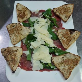 Carpaccio De Solomillo Con Rúcula Y Parmigiano