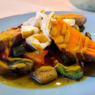 Batata Asada Con Salteado De Tofu.