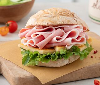 Panino con prosciutto cotto, brie, insalata e salsa rosa